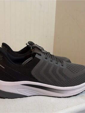 ORTHOFEET Men's Gray and Black Slip-On Knit sneakers. New no box